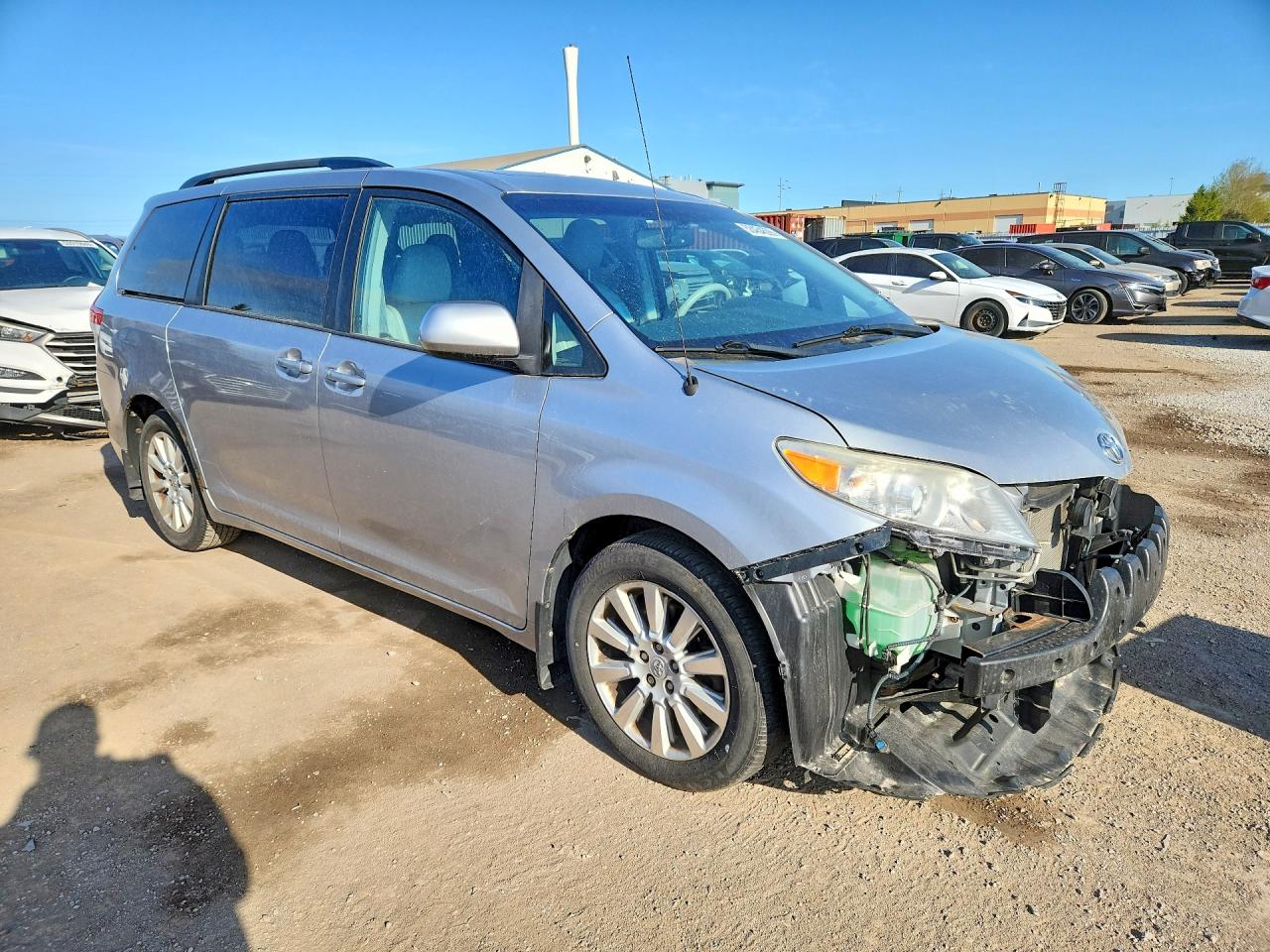 2014 Toyota Sienna Xle 8-passenger Silver vin: 5TDYK3DC5ES466062