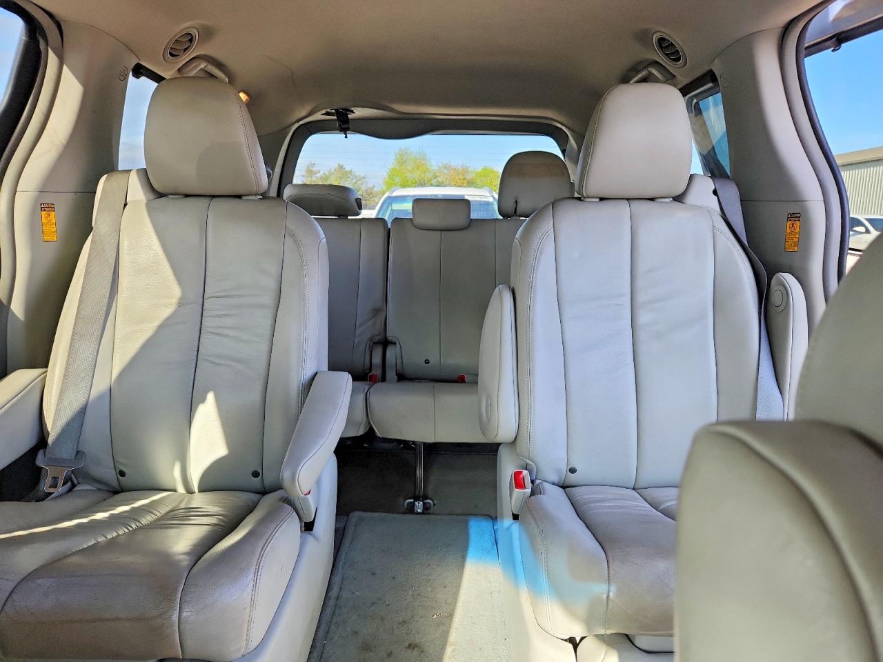 2014 Toyota Sienna Xle 8-passenger Silver vin: 5TDYK3DC5ES466062