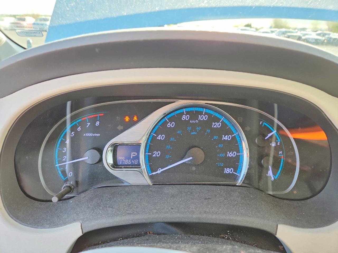 2014 Toyota Sienna Xle 8-passenger Silver vin: 5TDYK3DC5ES466062