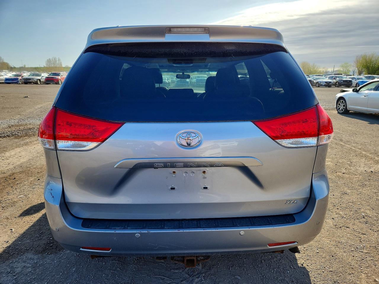 2014 Toyota Sienna Xle 8-passenger Silver vin: 5TDYK3DC5ES466062