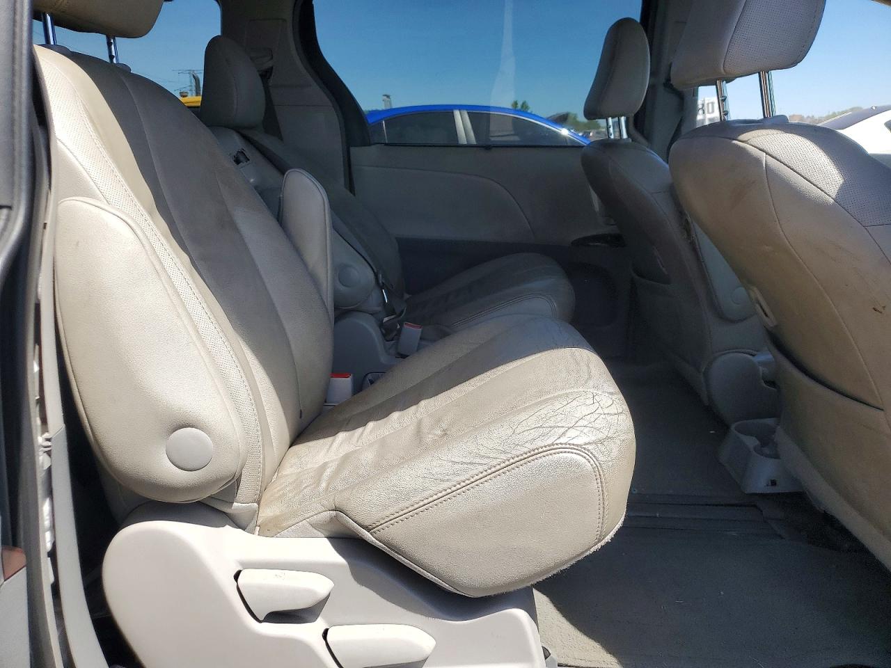 2014 Toyota Sienna Xle 8-passenger Silver vin: 5TDYK3DC5ES467311
