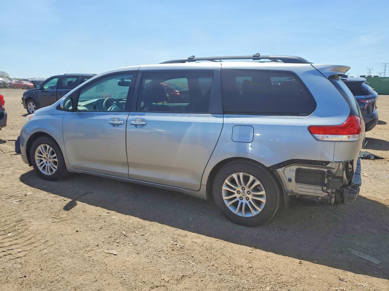 2014 Toyota Sienna Xle 8-passenger Silver vin: 5TDYK3DC5ES467311