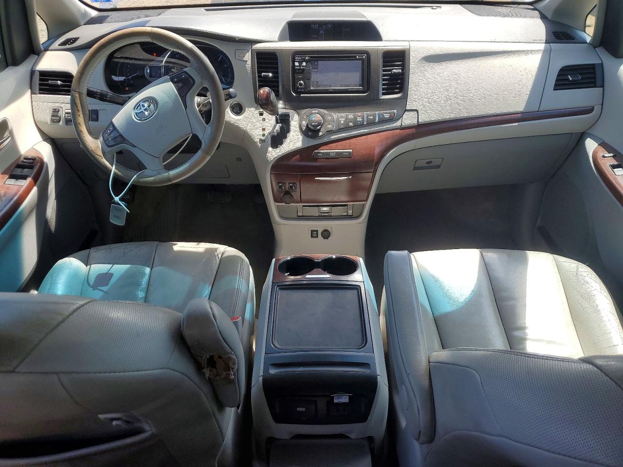 2014 Toyota Sienna Xle 8-passenger Silver vin: 5TDYK3DC5ES467311