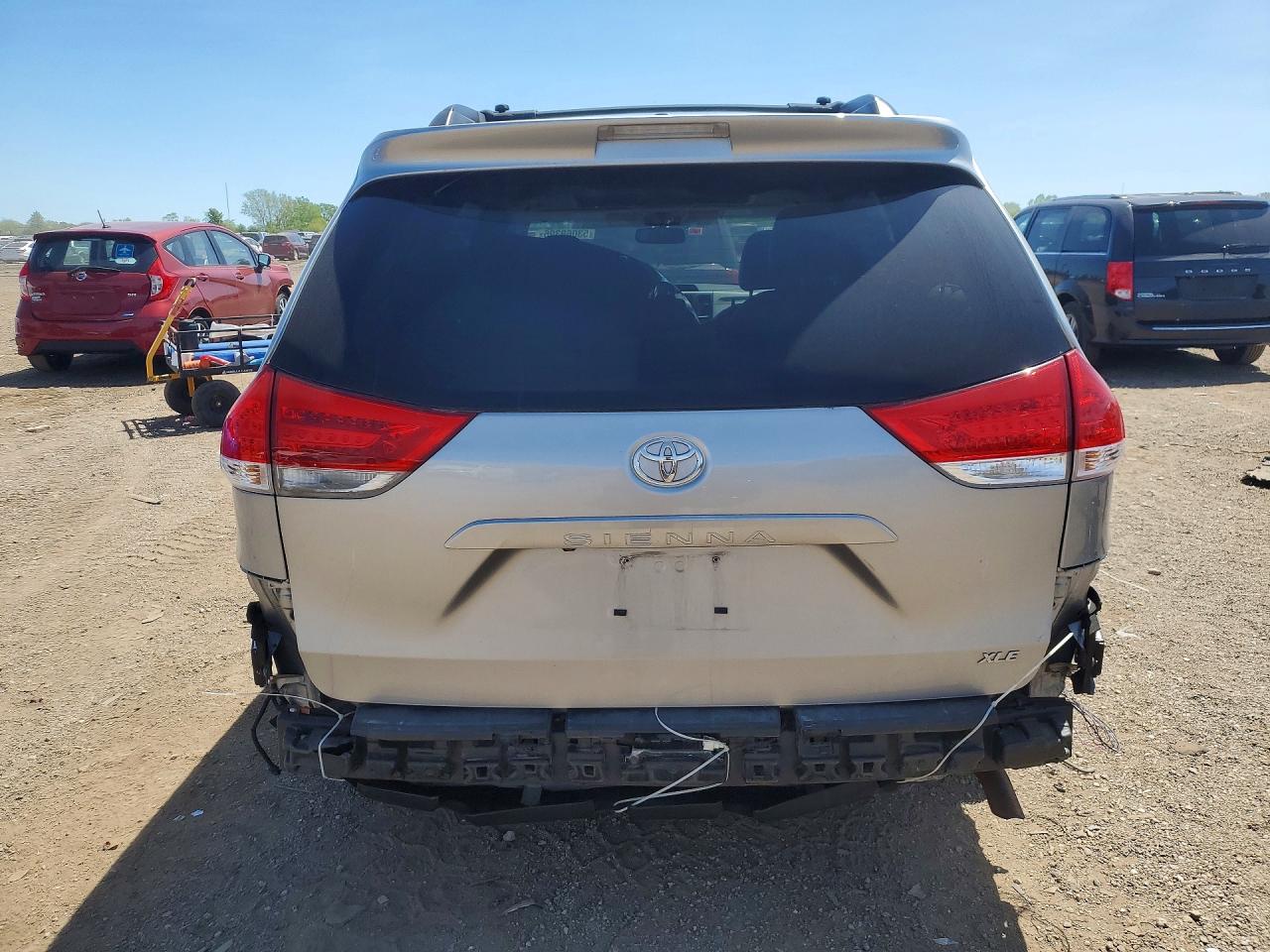2014 Toyota Sienna Xle 8-passenger Silver vin: 5TDYK3DC5ES467311
