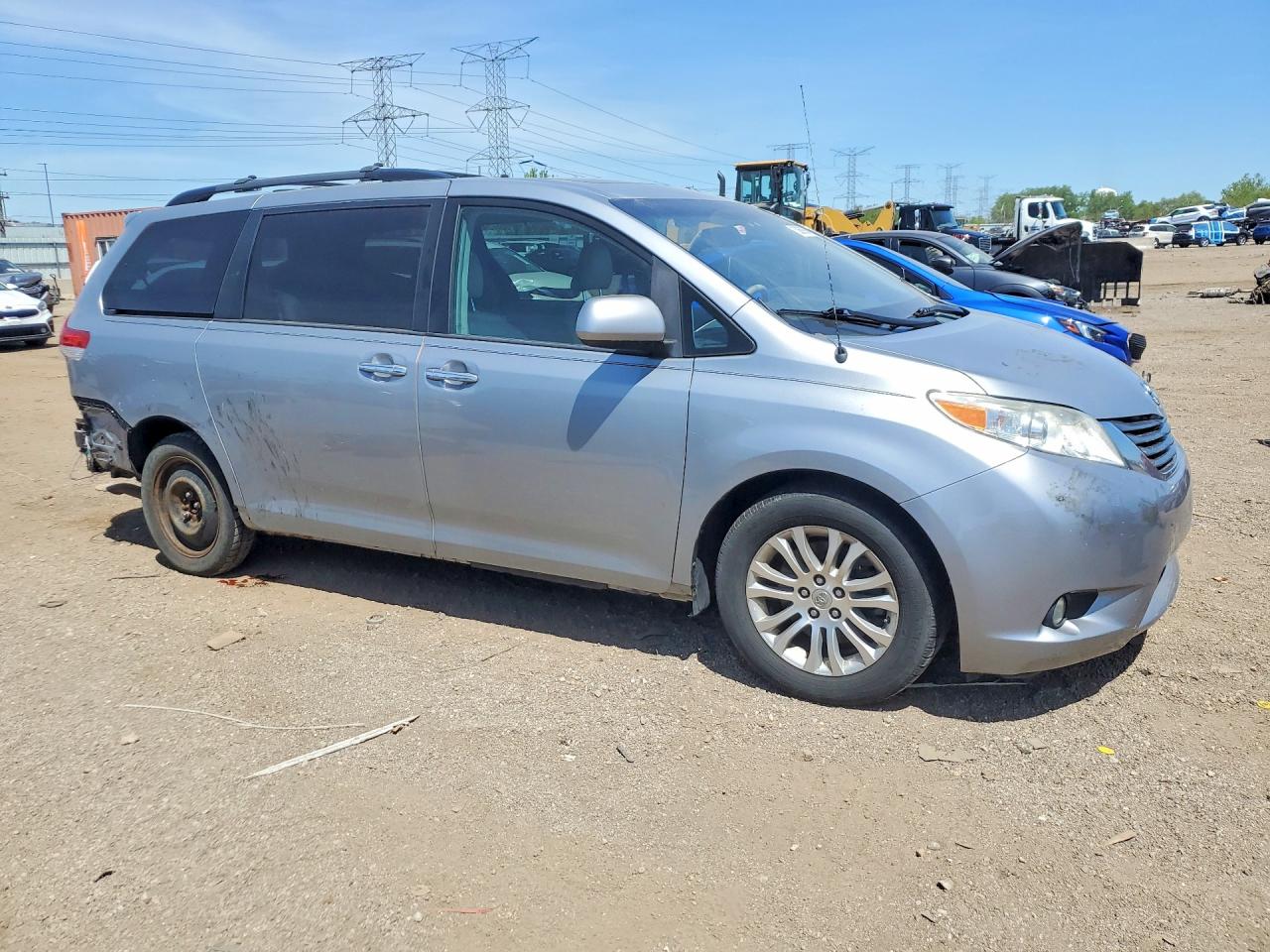 2014 Toyota Sienna Xle 8-passenger Silver vin: 5TDYK3DC5ES467311