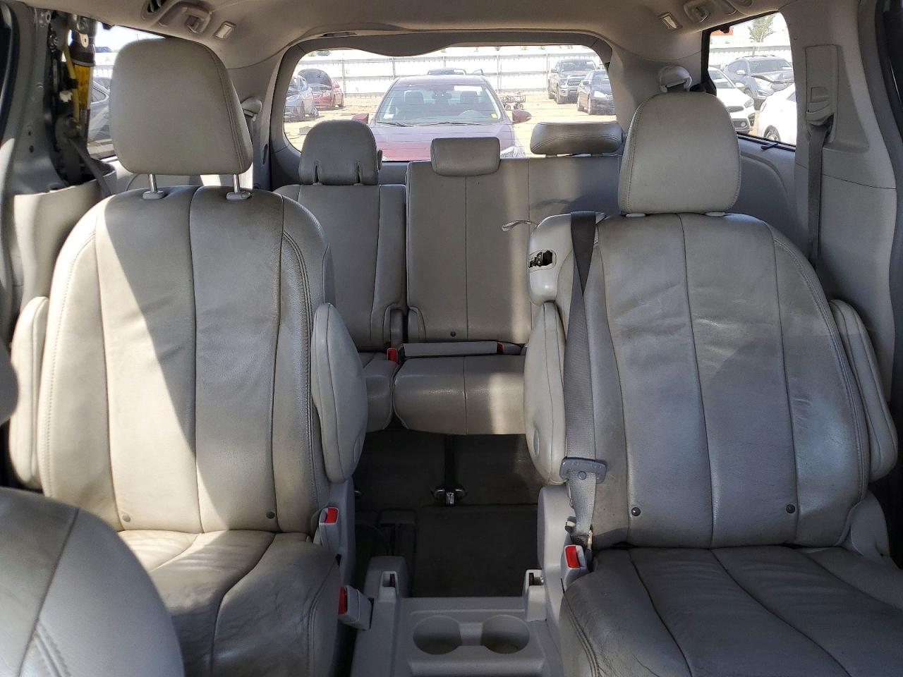 2014 Toyota Sienna Xle 8-passenger Silver vin: 5TDYK3DC5ES467311