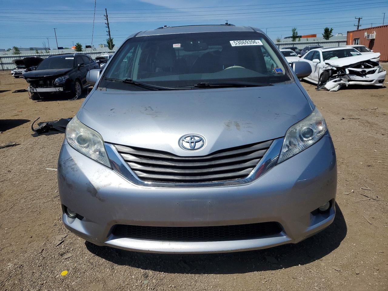 2014 Toyota Sienna Xle 8-passenger Silver vin: 5TDYK3DC5ES467311