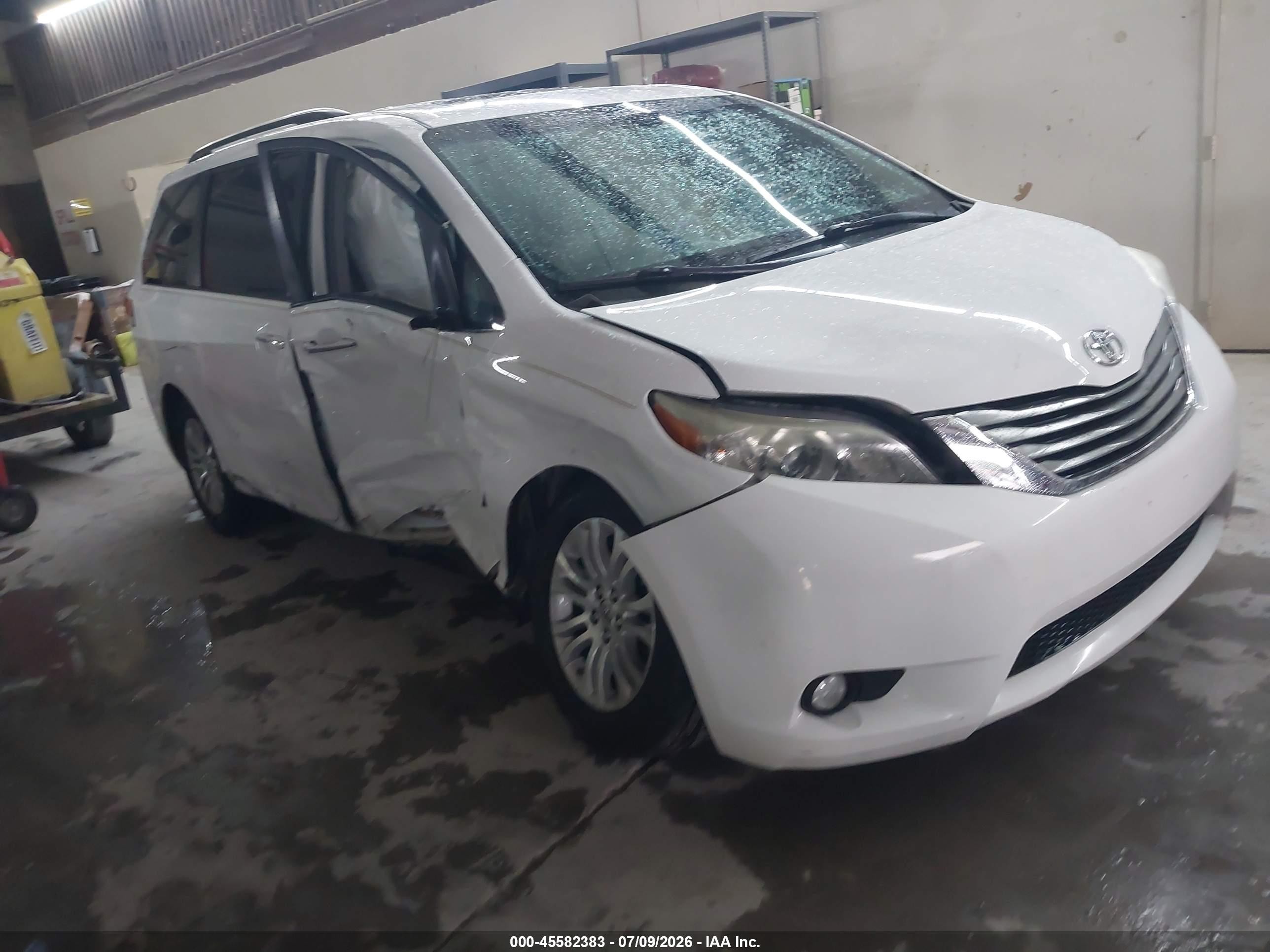 2014 Toyota Sienna Xle V6 8 Passenger White vin: 5TDYK3DC5ES475747