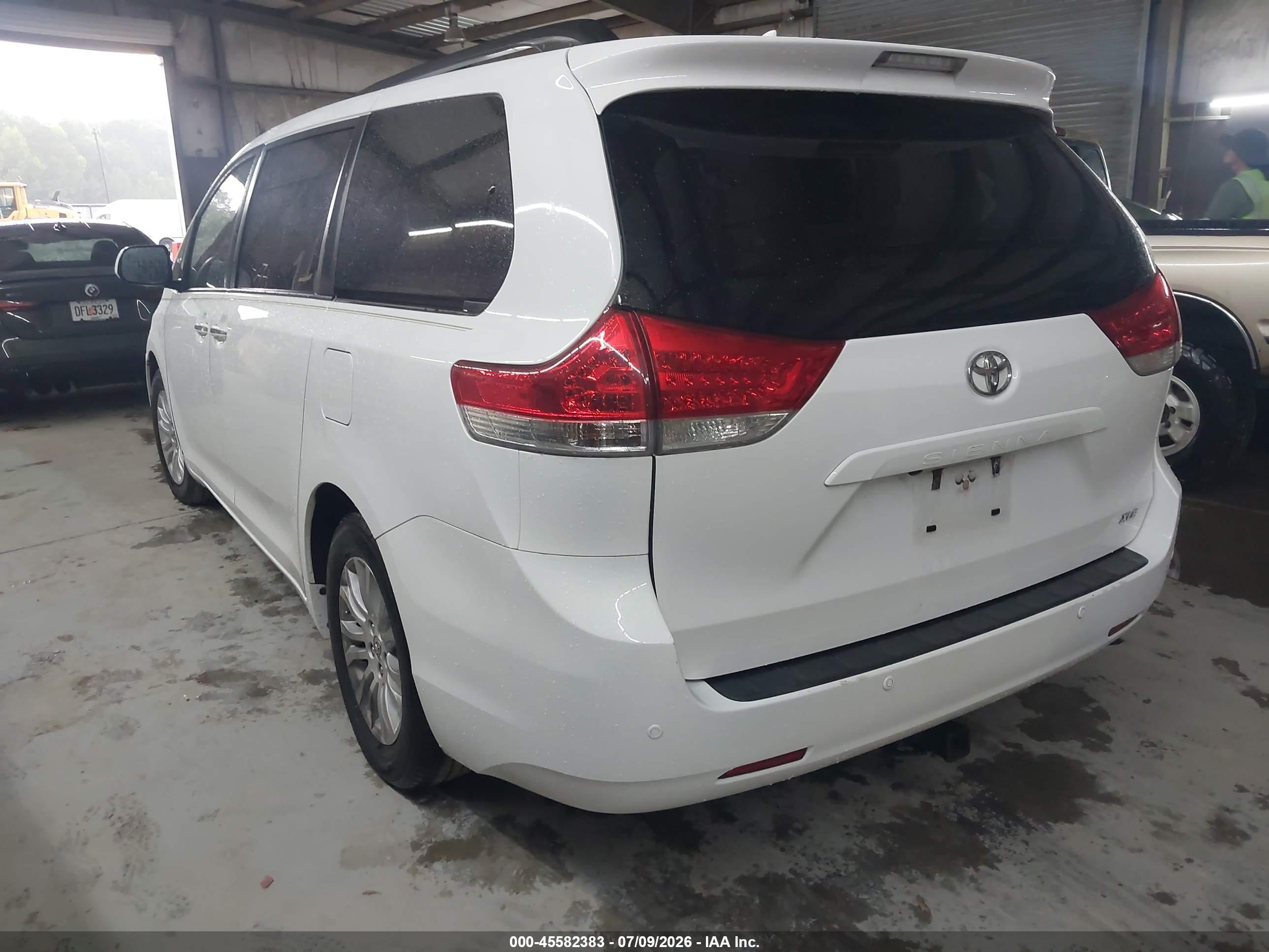2014 Toyota Sienna Xle V6 8 Passenger White vin: 5TDYK3DC5ES475747