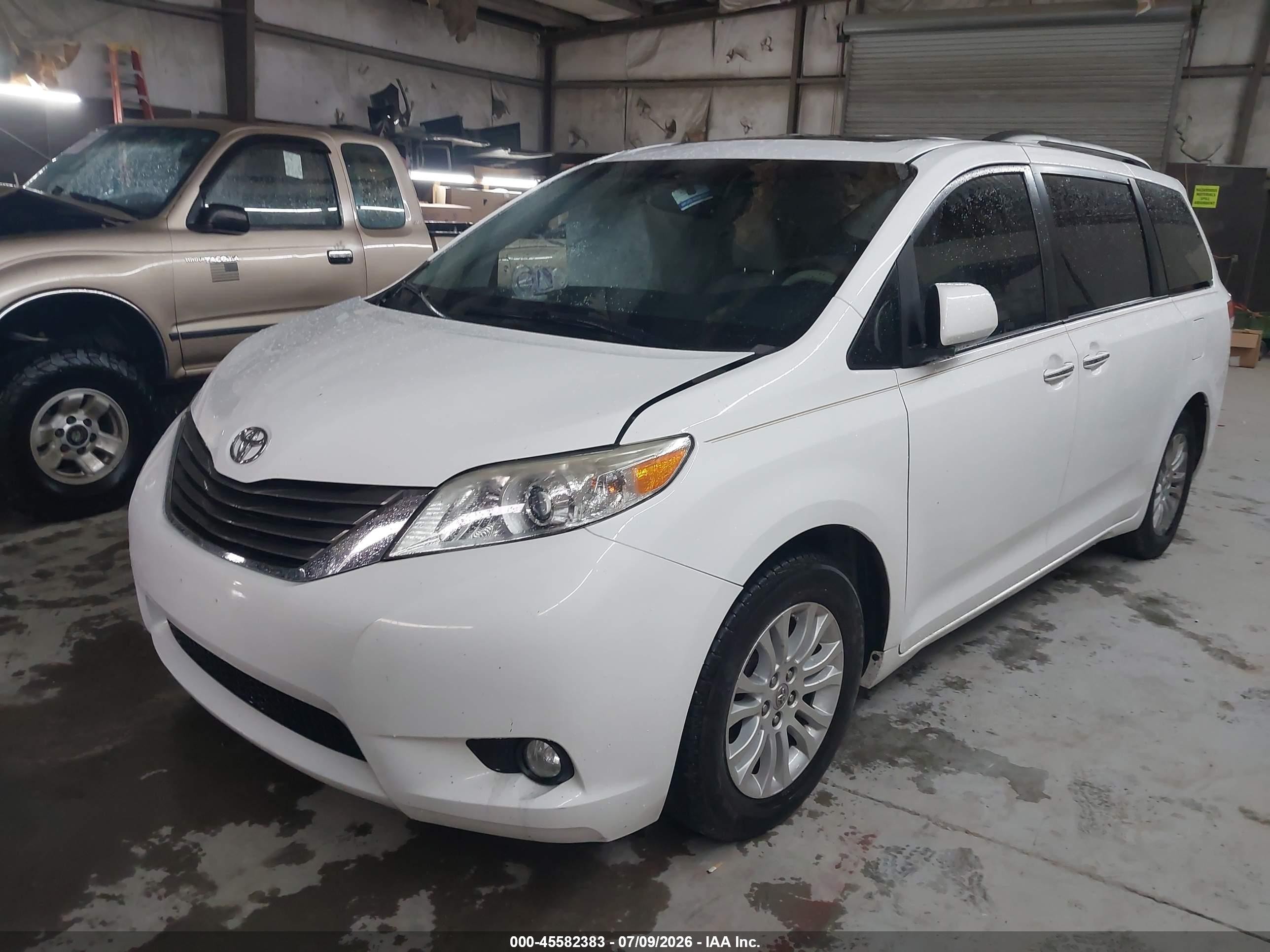 2014 Toyota Sienna Xle V6 8 Passenger White vin: 5TDYK3DC5ES475747