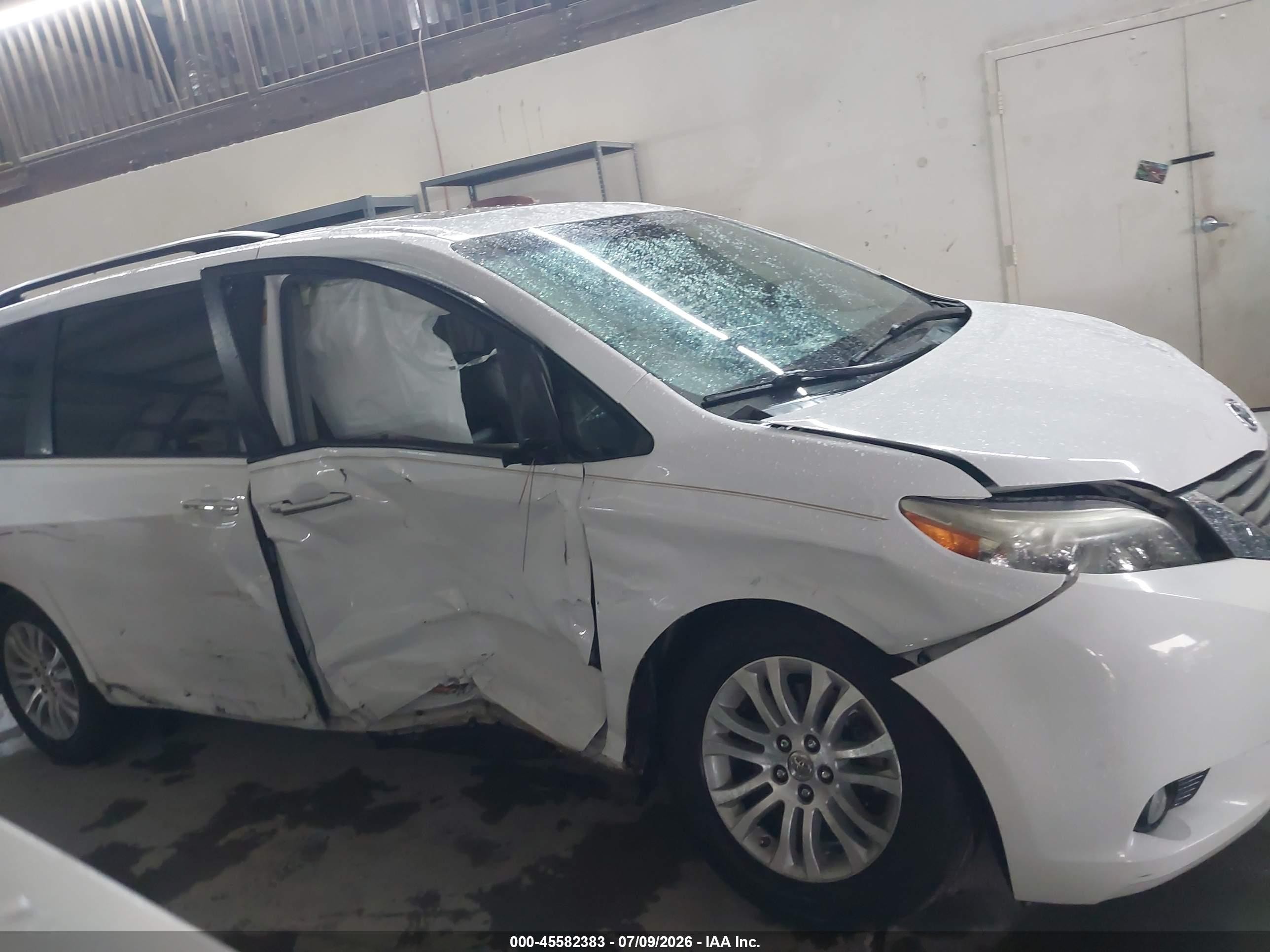 2014 Toyota Sienna Xle V6 8 Passenger White vin: 5TDYK3DC5ES475747
