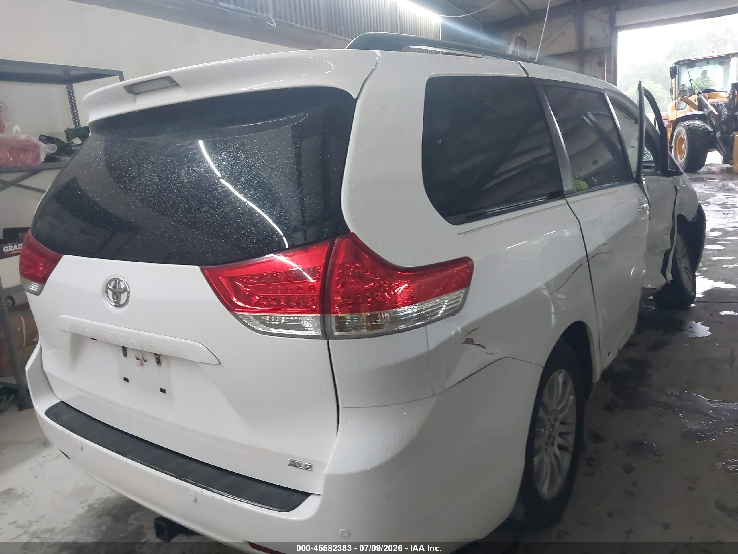 2014 Toyota Sienna Xle V6 8 Passenger White vin: 5TDYK3DC5ES475747