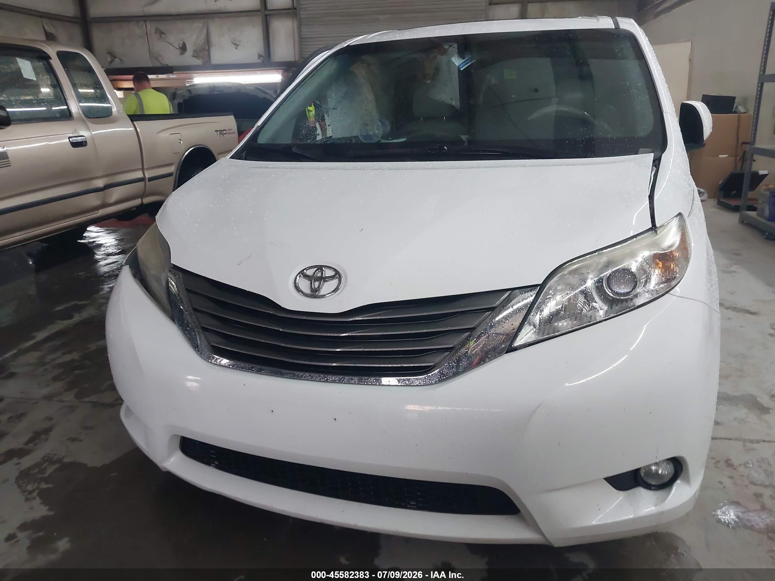 2014 Toyota Sienna Xle V6 8 Passenger White vin: 5TDYK3DC5ES475747