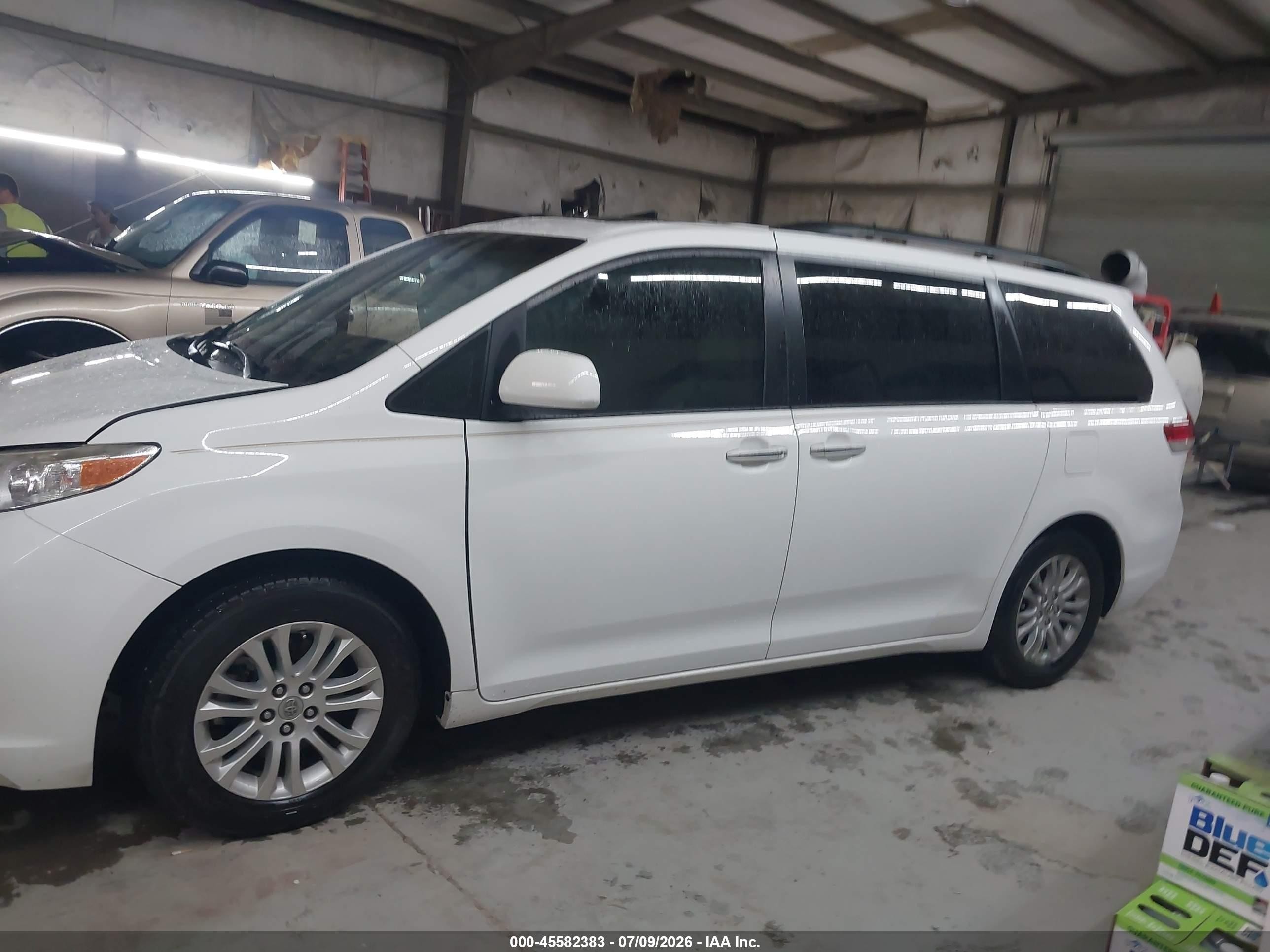 2014 Toyota Sienna Xle V6 8 Passenger White vin: 5TDYK3DC5ES475747