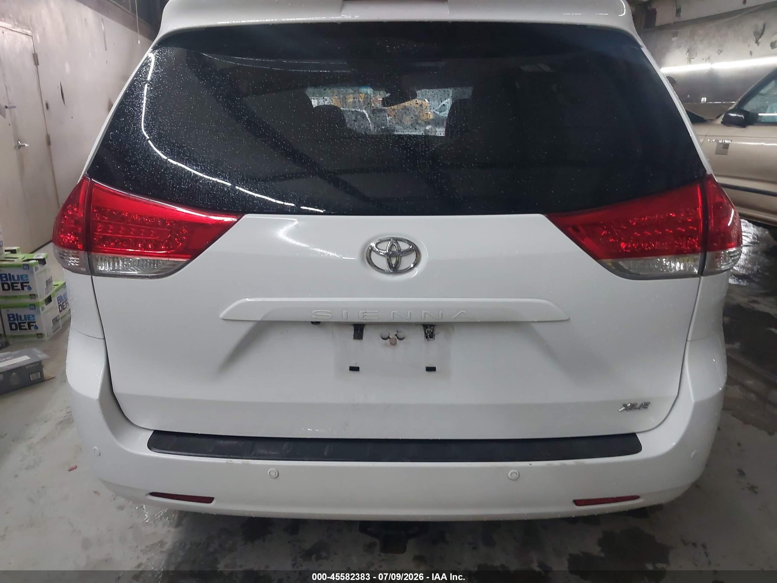 2014 Toyota Sienna Xle V6 8 Passenger White vin: 5TDYK3DC5ES475747