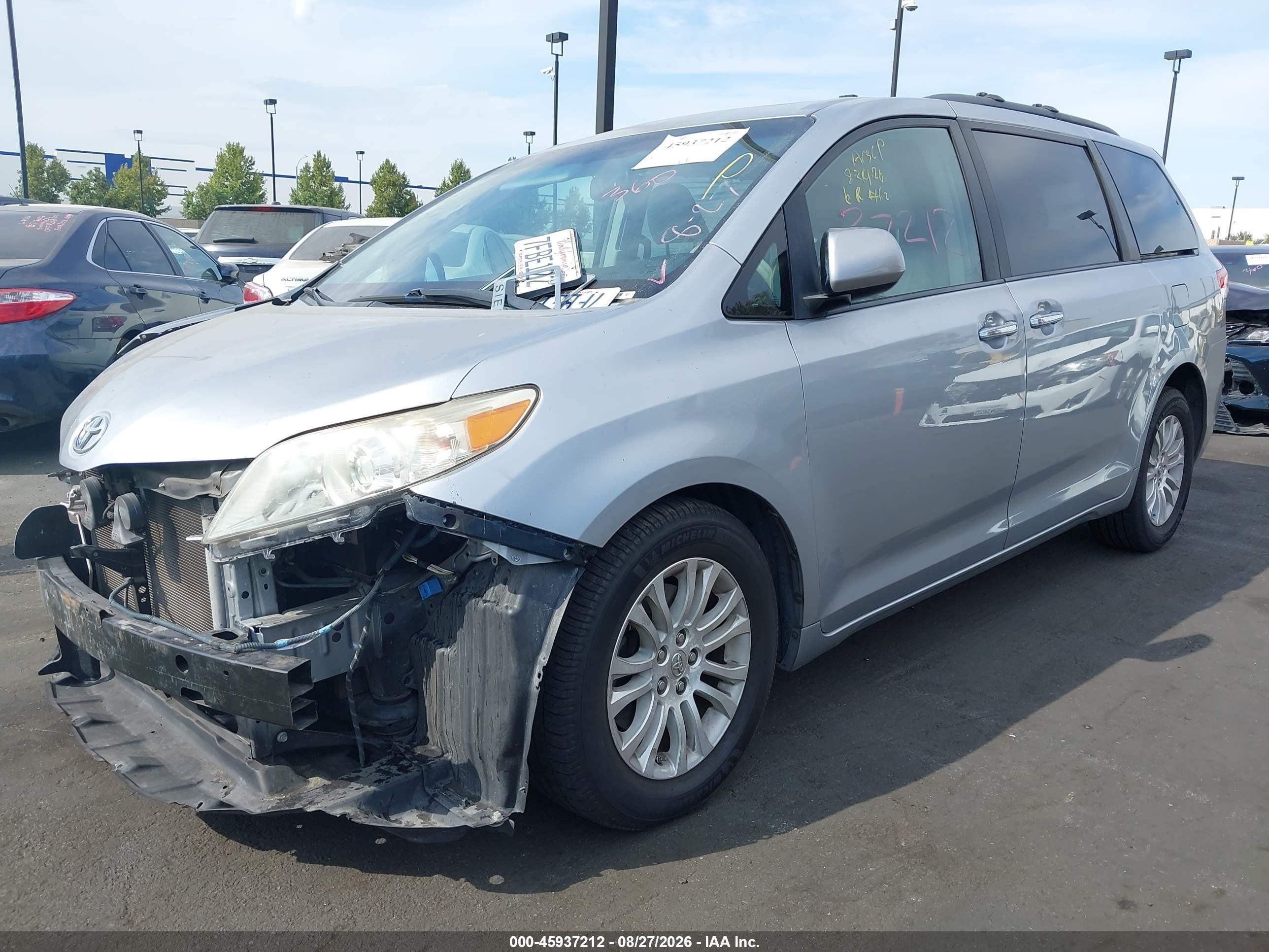 2014 Toyota Sienna Xle V6 8 Passenger Silver vin: 5TDYK3DC5ES478647