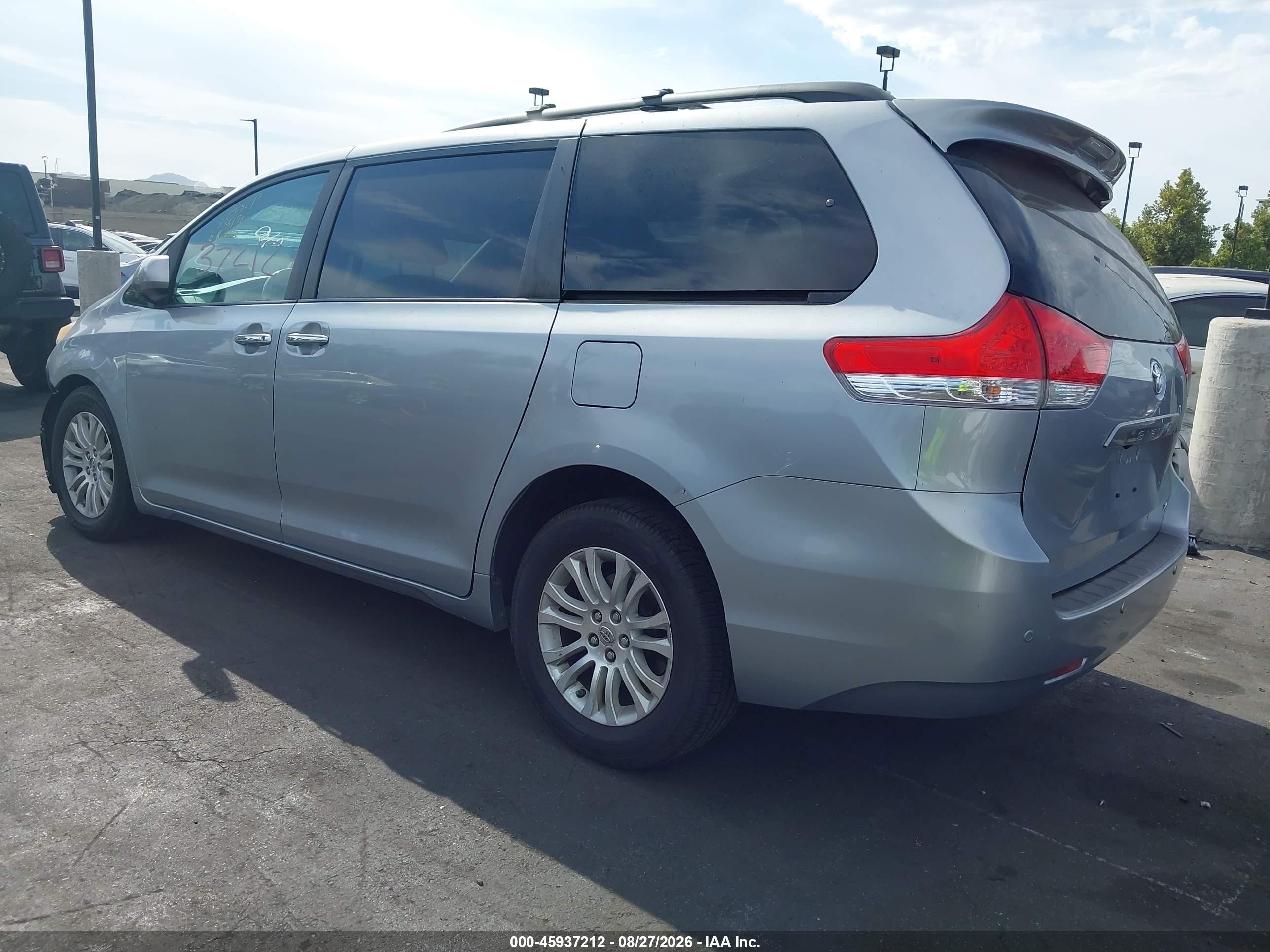2014 Toyota Sienna Xle V6 8 Passenger Silver vin: 5TDYK3DC5ES478647