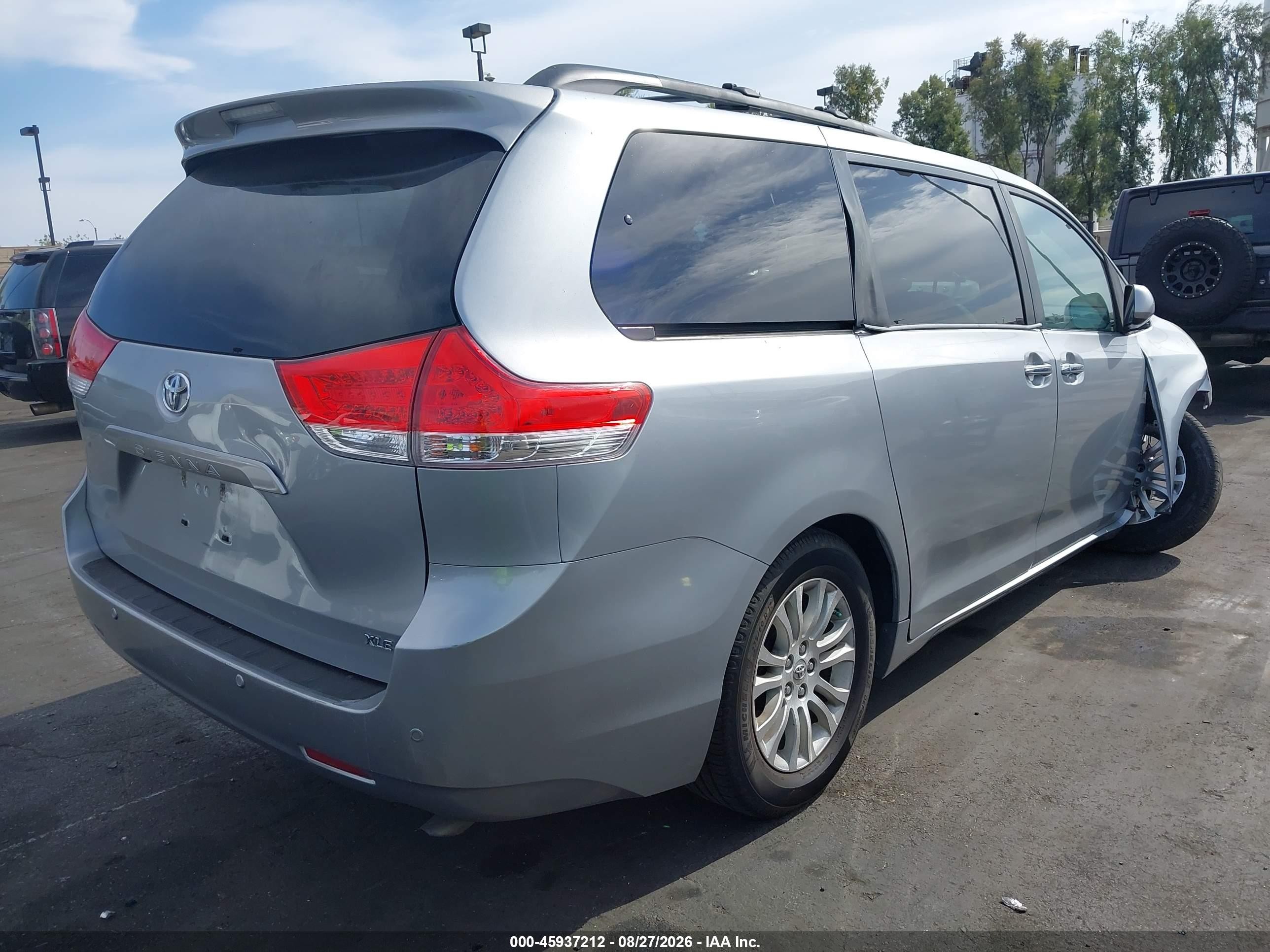 2014 Toyota Sienna Xle V6 8 Passenger Silver vin: 5TDYK3DC5ES478647