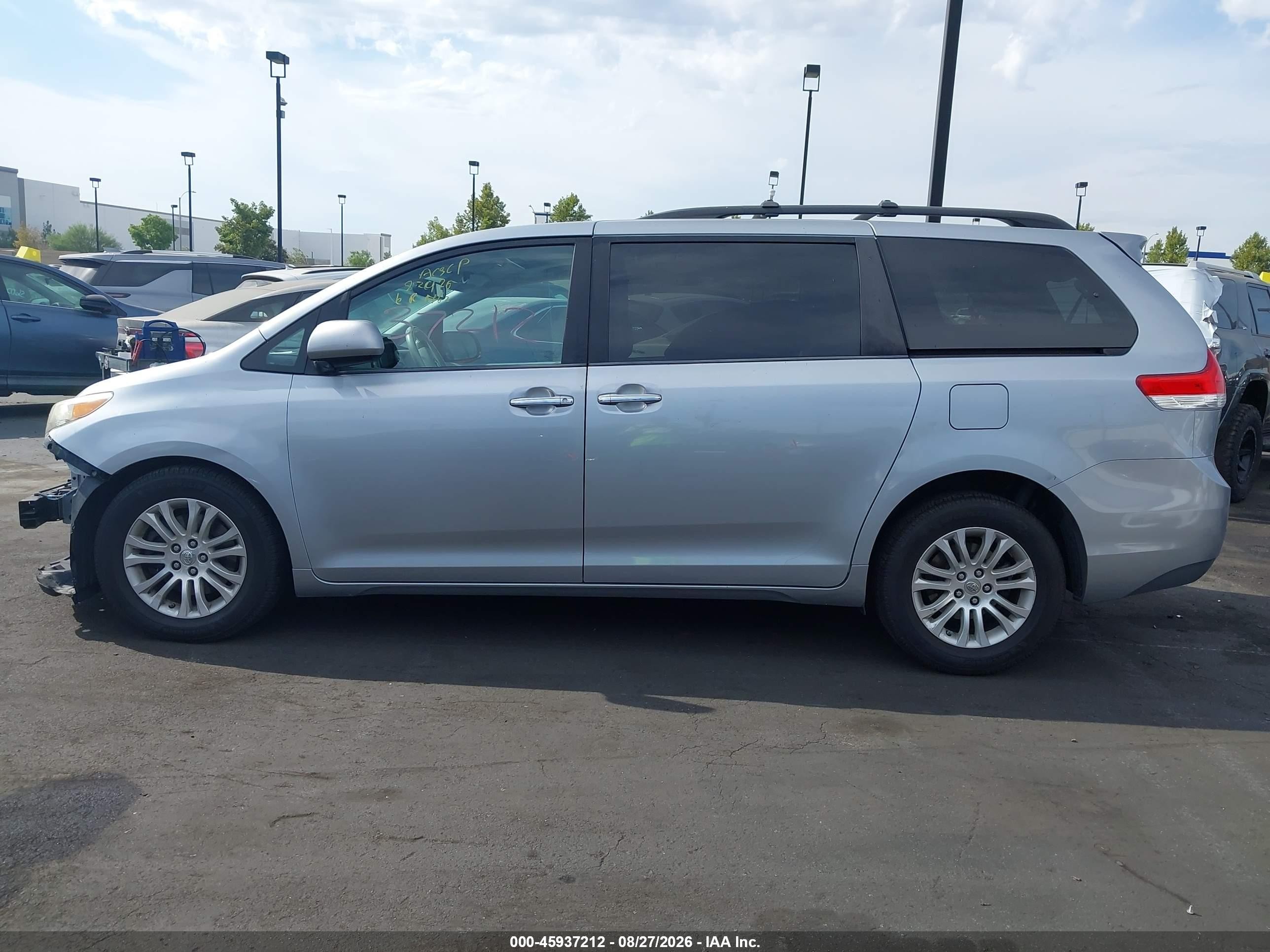 2014 Toyota Sienna Xle V6 8 Passenger Silver vin: 5TDYK3DC5ES478647