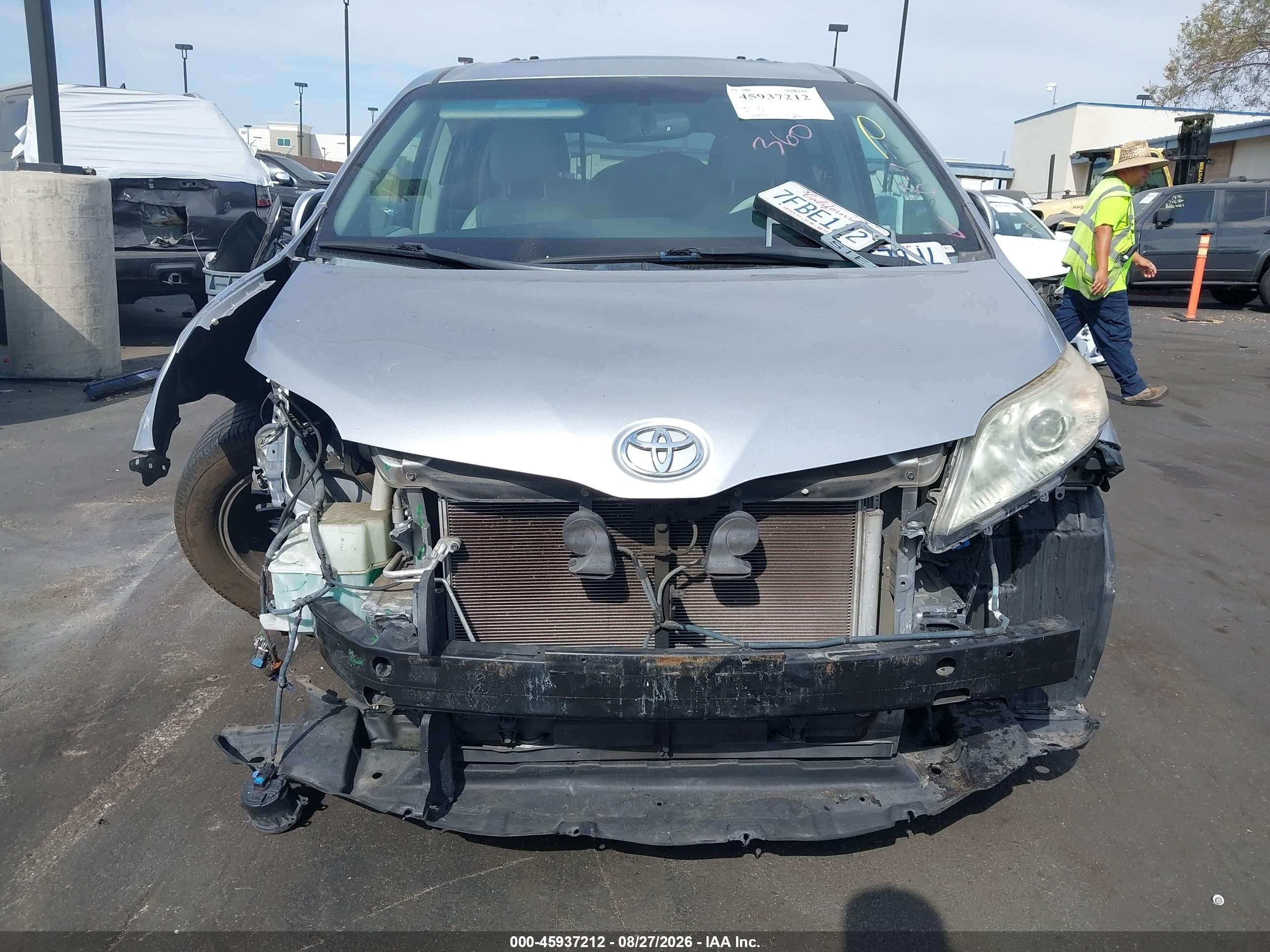 2014 Toyota Sienna Xle V6 8 Passenger Silver vin: 5TDYK3DC5ES478647