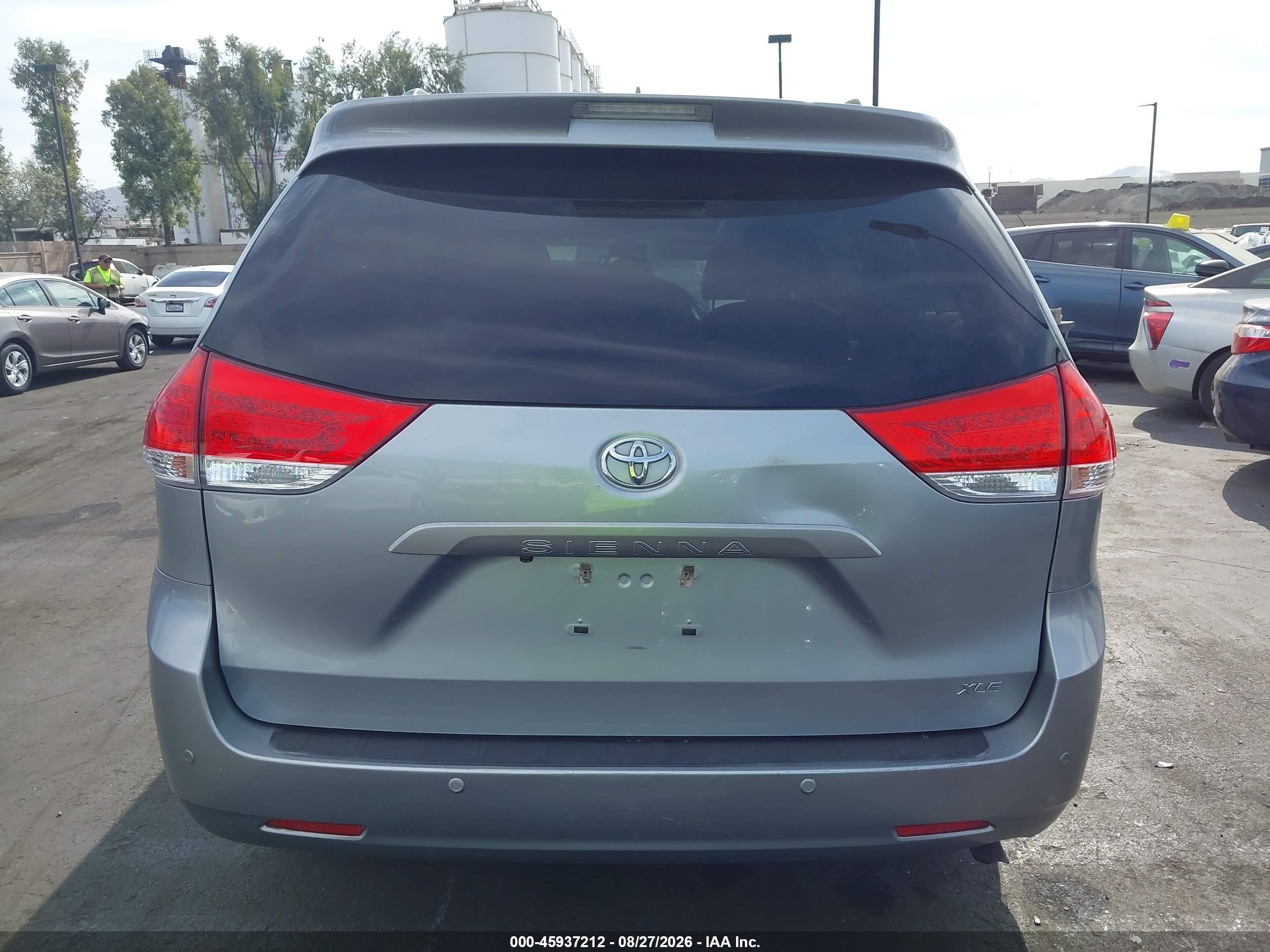 2014 Toyota Sienna Xle V6 8 Passenger Silver vin: 5TDYK3DC5ES478647