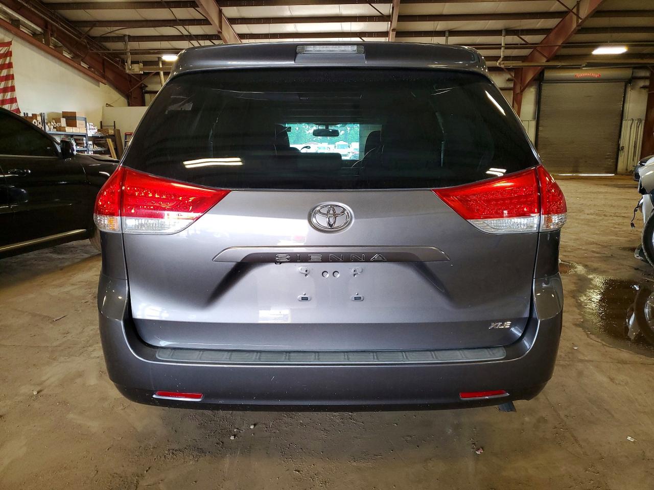 2014 Toyota Sienna Xle 8-passenger Gray vin: 5TDYK3DC5ES490541