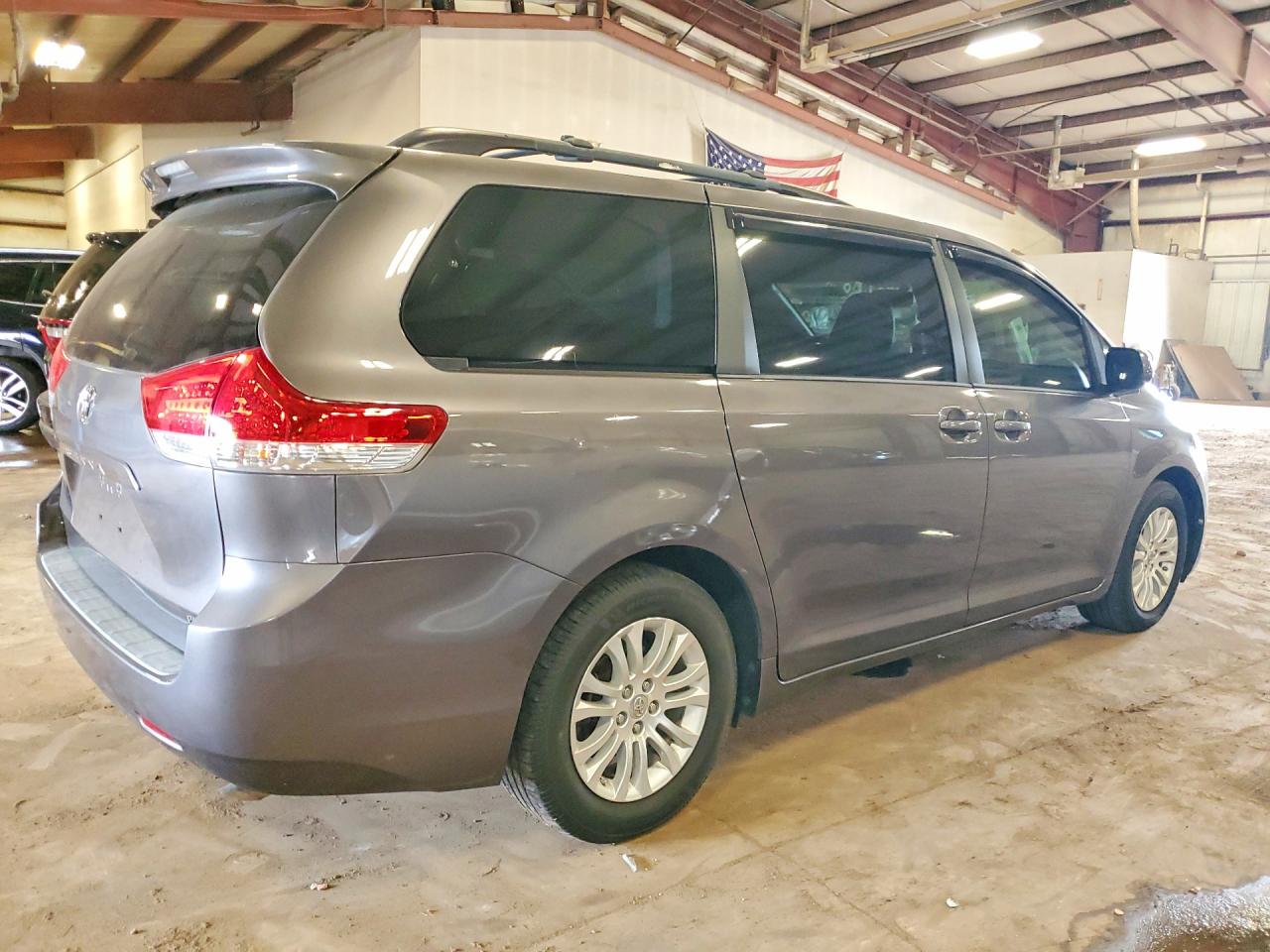 2014 Toyota Sienna Xle 8-passenger Gray vin: 5TDYK3DC5ES490541