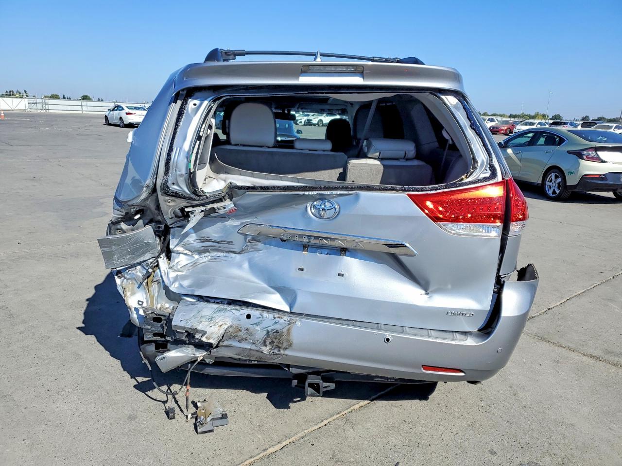 2014 Toyota Sienna Limited 7-passenger Silver vin: 5TDYK3DC5ES495285