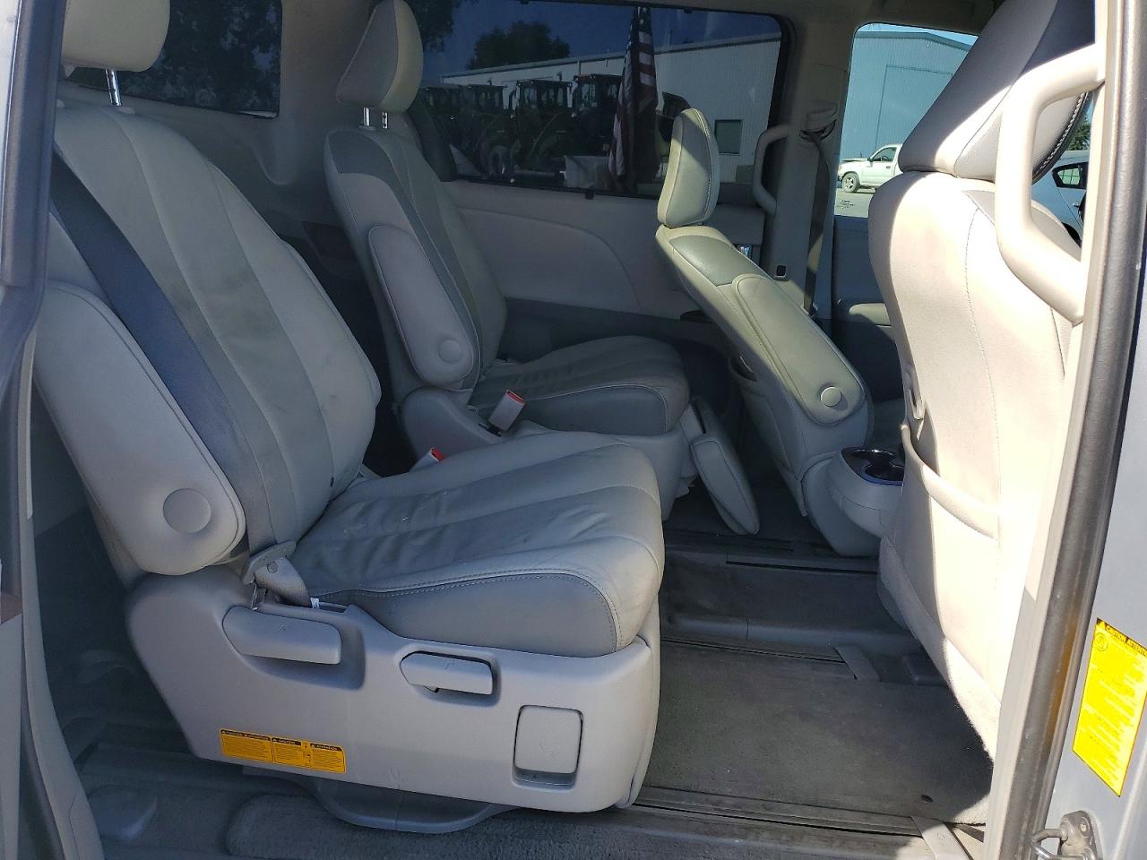 2014 Toyota Sienna Limited 7-passenger Silver vin: 5TDYK3DC5ES495285