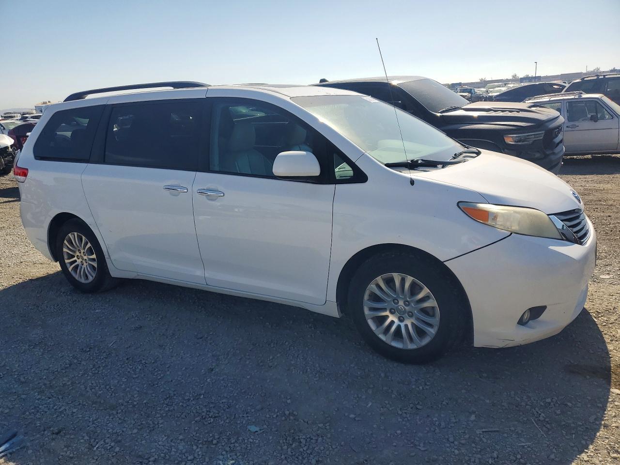 2014 Toyota Sienna Xle 8-passenger White vin: 5TDYK3DC5ES496095