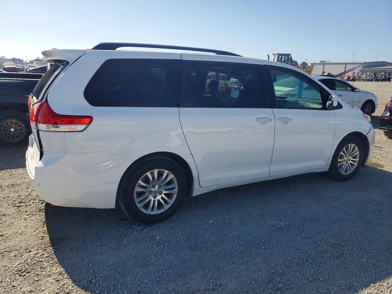 2014 Toyota Sienna Xle 8-passenger White vin: 5TDYK3DC5ES496095