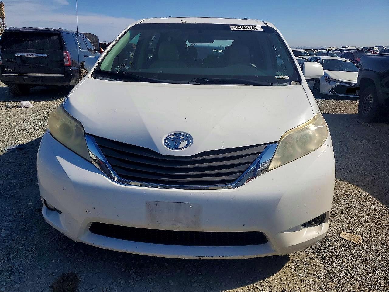2014 Toyota Sienna Xle 8-passenger White vin: 5TDYK3DC5ES496095