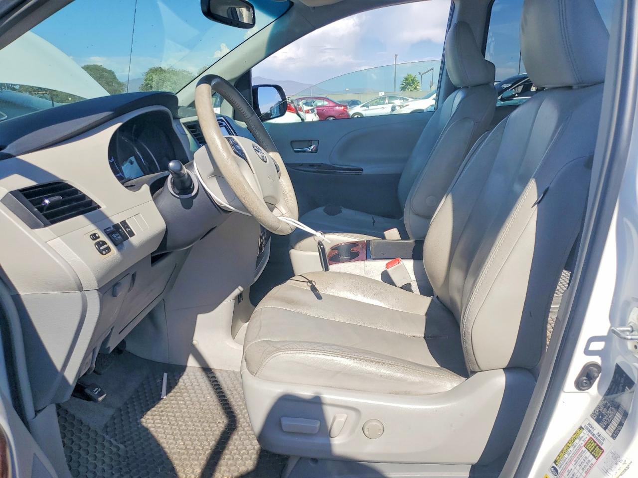 2014 Toyota Sienna Xle 8-passenger White vin: 5TDYK3DC5ES496095