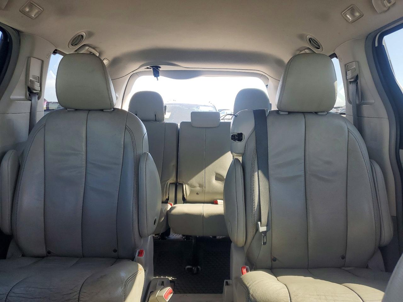 2014 Toyota Sienna Xle 8-passenger White vin: 5TDYK3DC5ES496095