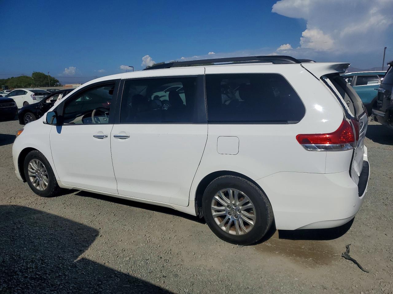 2014 Toyota Sienna Xle 8-passenger White vin: 5TDYK3DC5ES496095