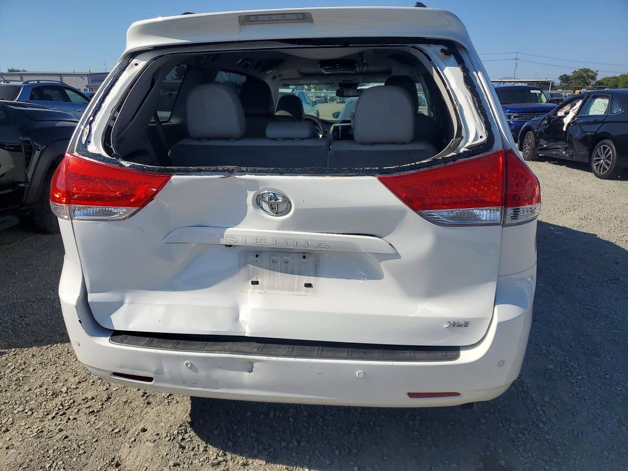 2014 Toyota Sienna Xle 8-passenger White vin: 5TDYK3DC5ES496095