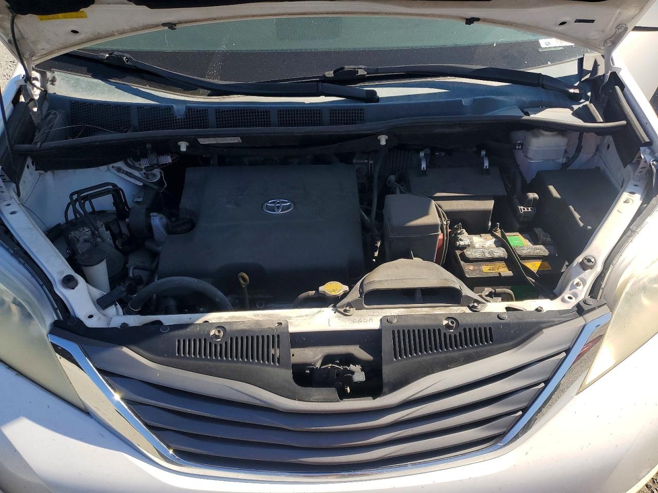 2014 Toyota Sienna Xle 8-passenger White vin: 5TDYK3DC5ES496095
