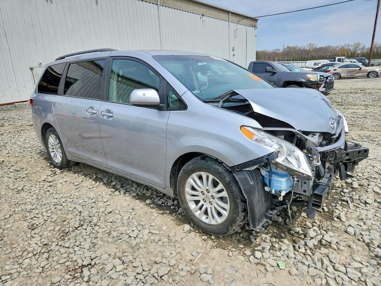 2015 Toyota Sienna Xle 8-passenger Silver vin: 5TDYK3DC5FS537715