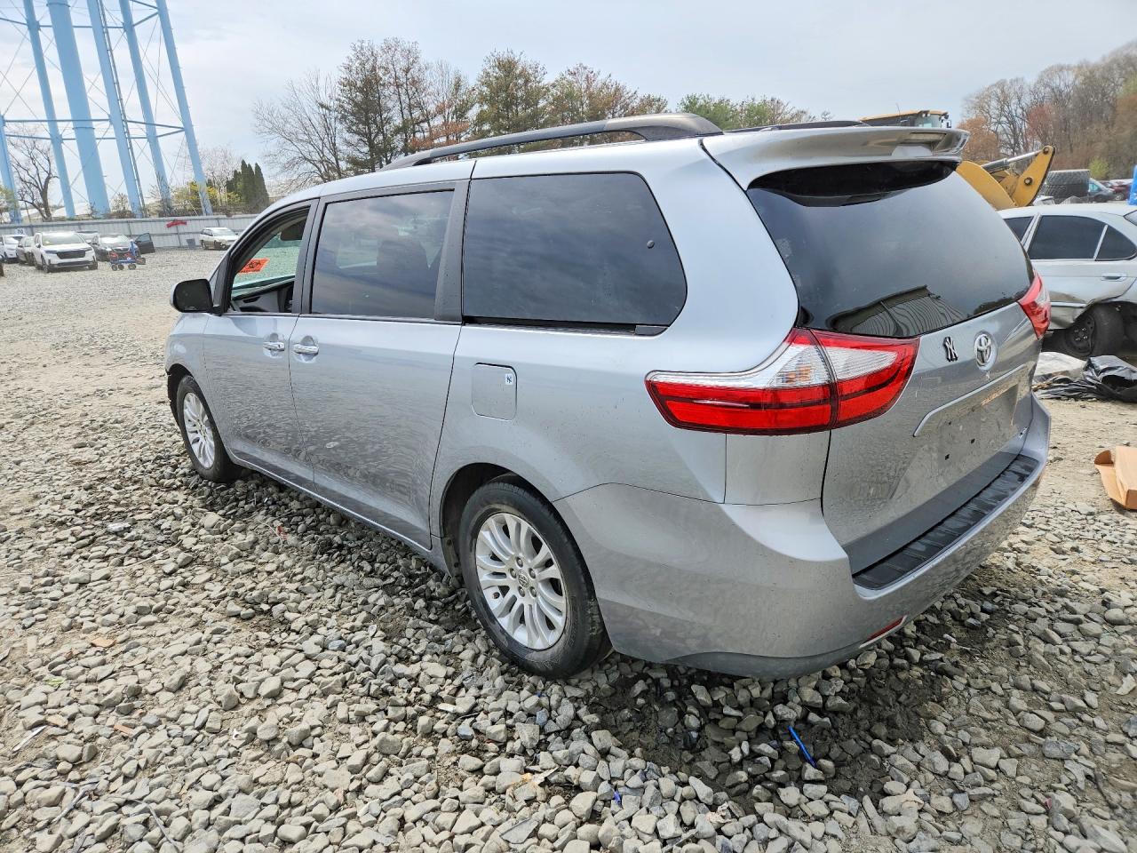 2015 Toyota Sienna Xle 8-passenger Silver vin: 5TDYK3DC5FS537715