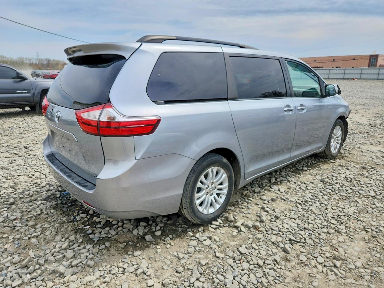 2015 Toyota Sienna Xle 8-passenger Silver vin: 5TDYK3DC5FS537715