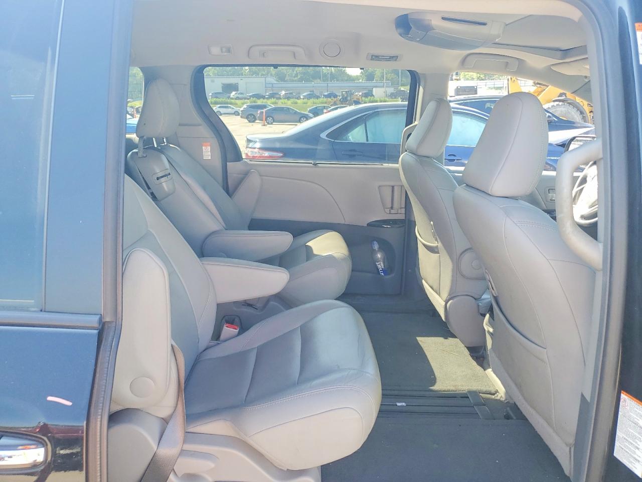 2015 Toyota Sienna Xle 8-passenger Black vin: 5TDYK3DC5FS539304