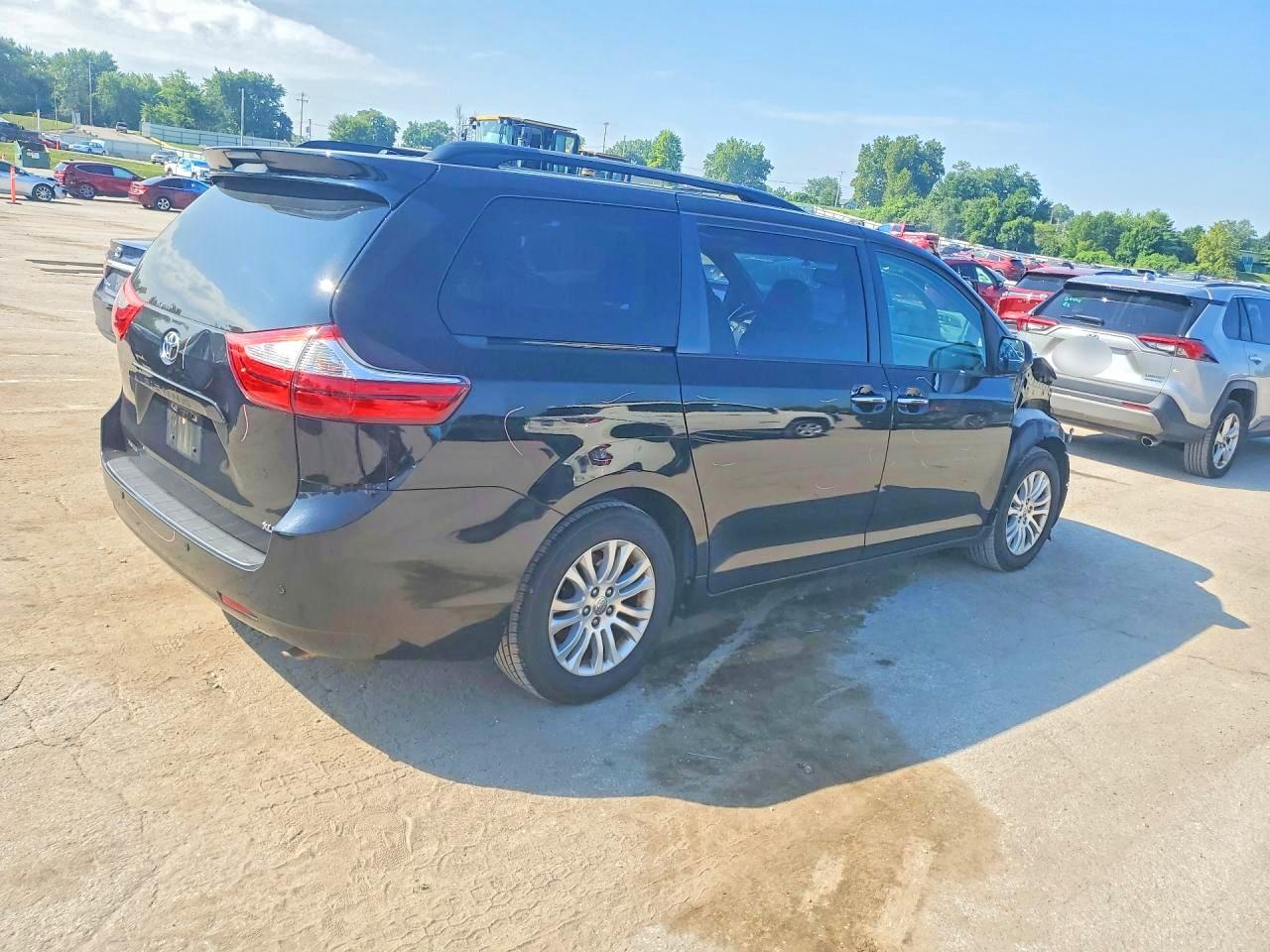 2015 Toyota Sienna Xle 8-passenger Black vin: 5TDYK3DC5FS539304