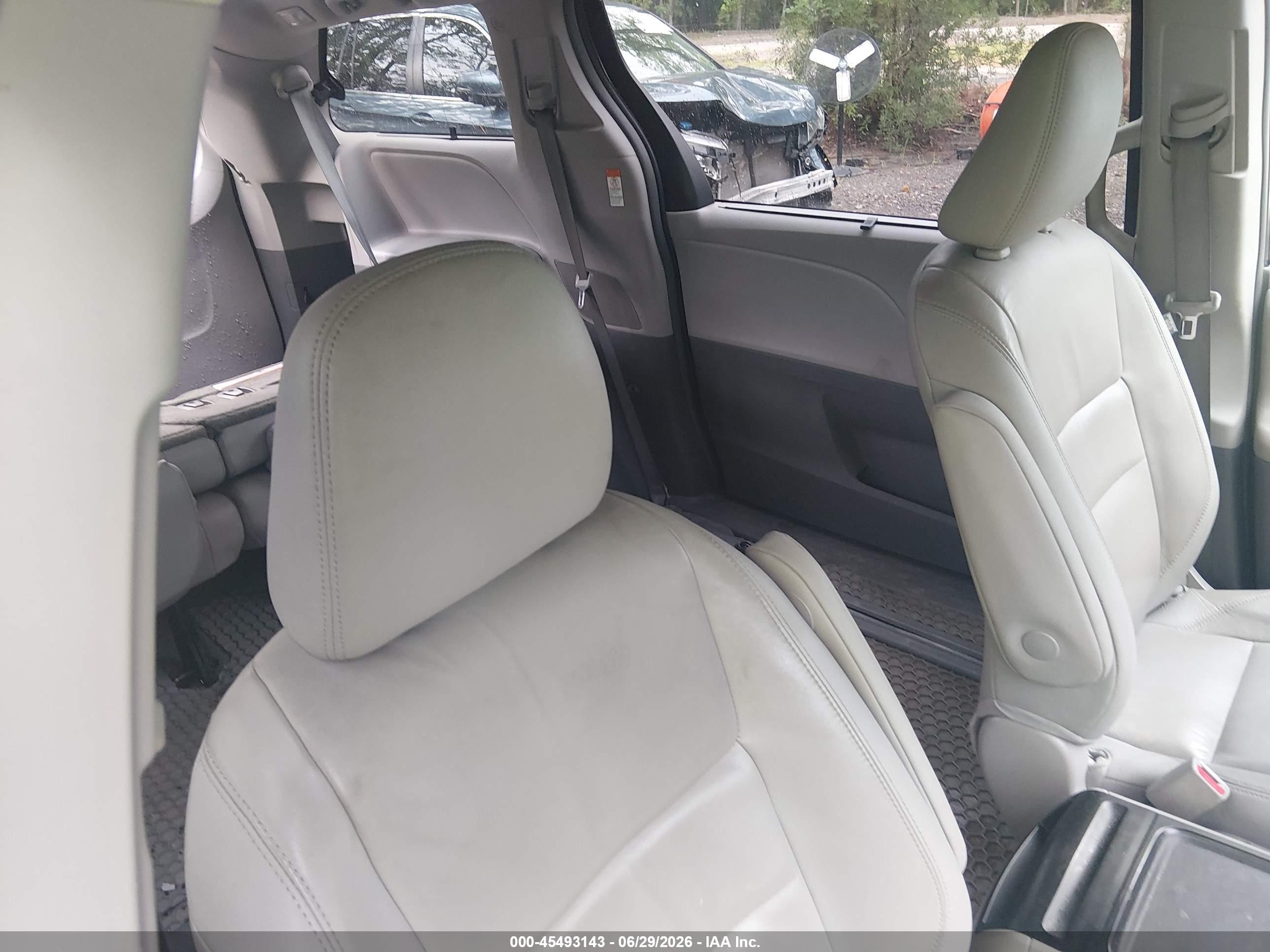 2015 Toyota Sienna Xle 8 Passenger Серый vin: 5TDYK3DC5FS605060