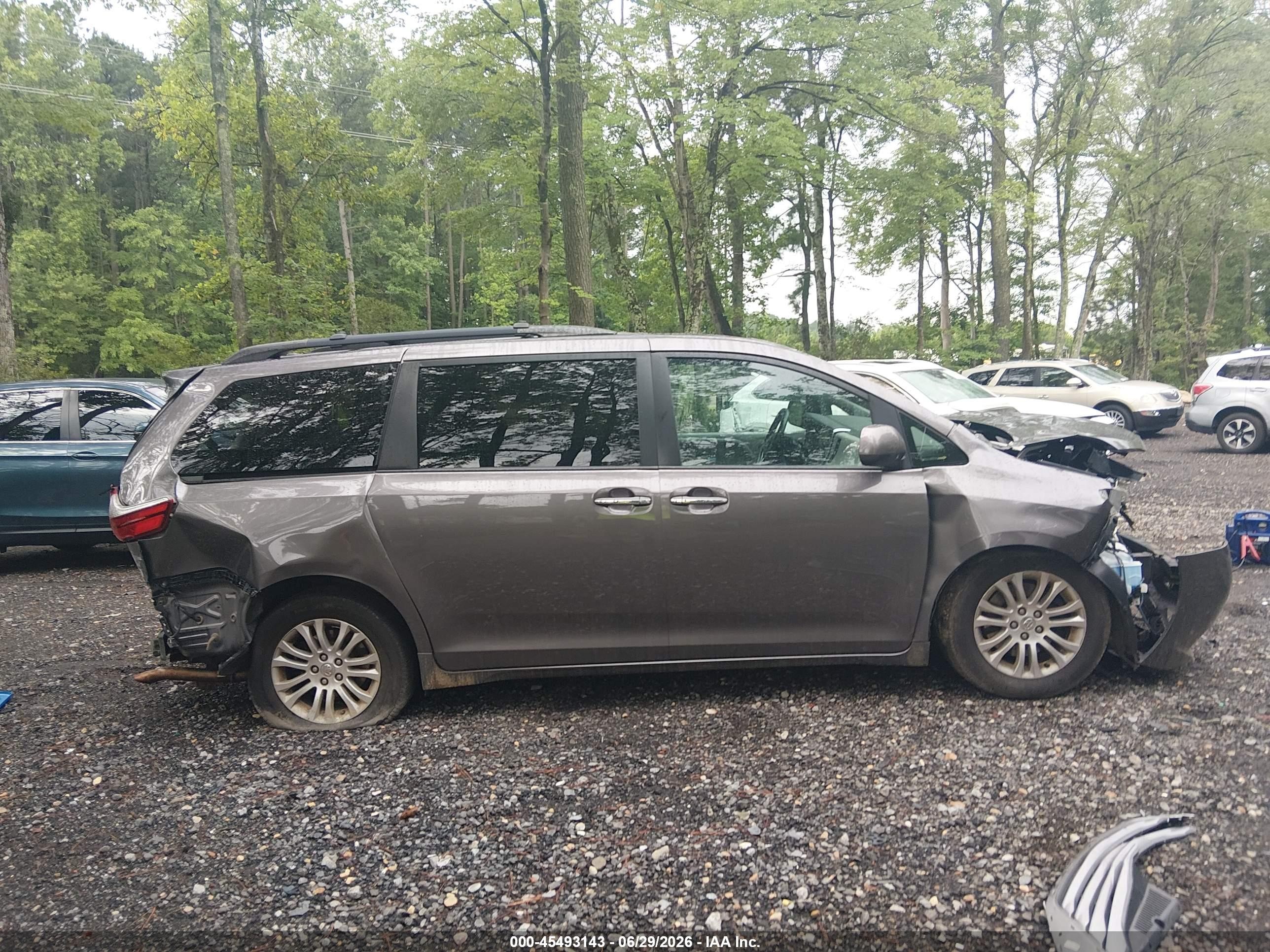 2015 Toyota Sienna Xle 8 Passenger Серый vin: 5TDYK3DC5FS605060