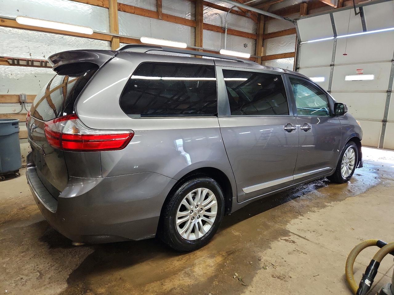 2015 Toyota Sienna Xle 8-passenger Gray vin: 5TDYK3DC5FS631027