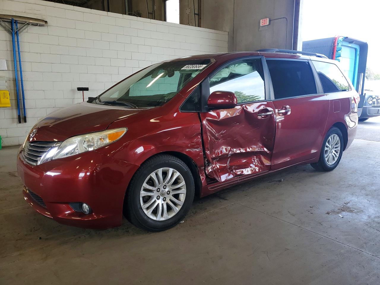2015 Toyota Sienna Xle 8-passenger Red vin: 5TDYK3DC5FS654954