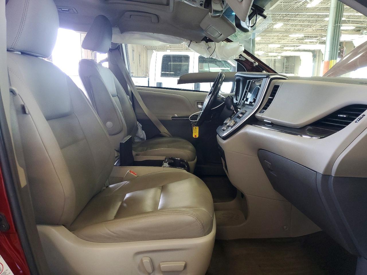 2015 Toyota Sienna Xle 8-passenger Red vin: 5TDYK3DC5FS654954