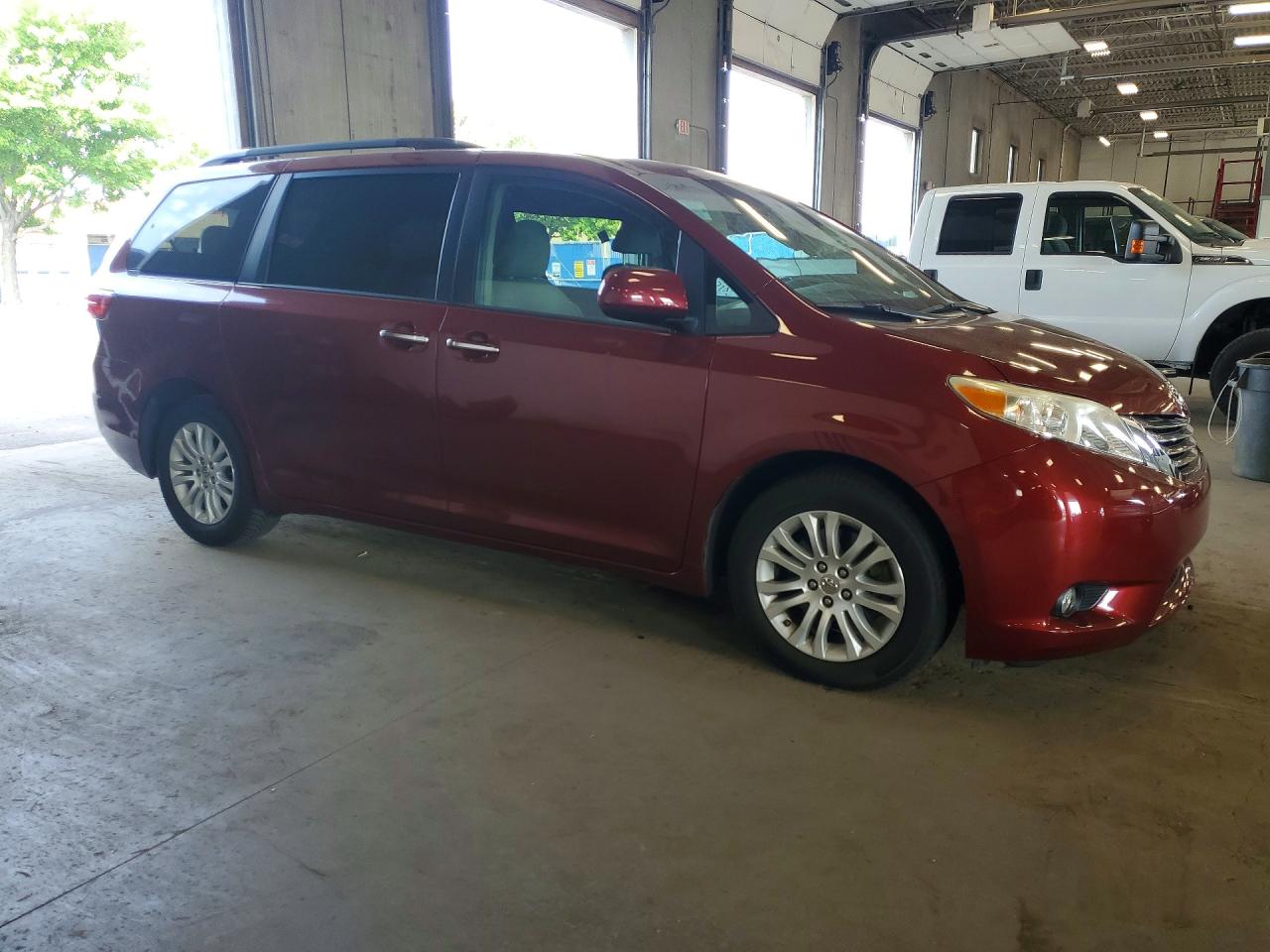 2015 Toyota Sienna Xle 8-passenger Red vin: 5TDYK3DC5FS654954