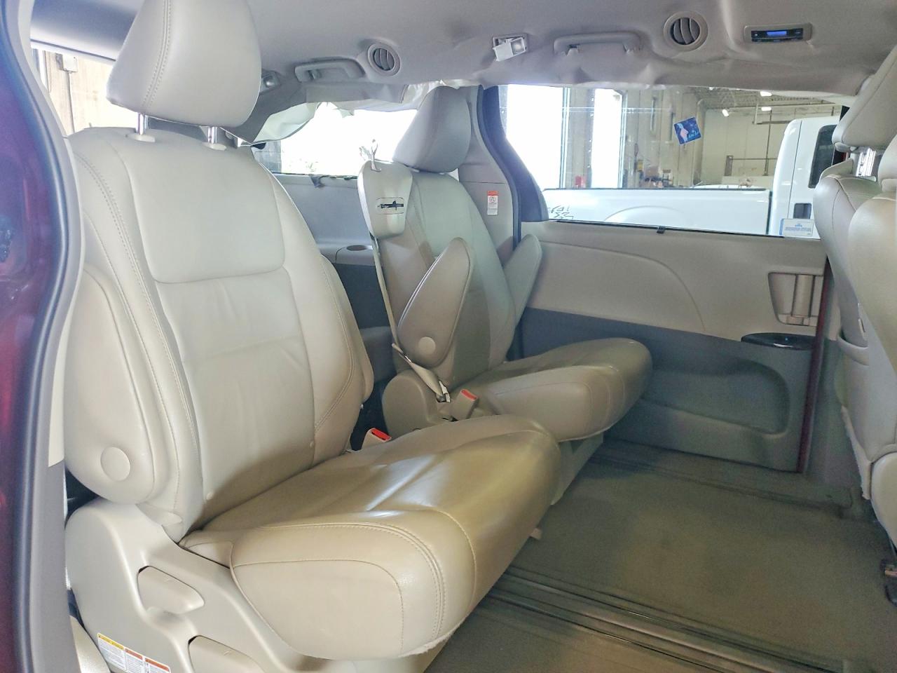 2015 Toyota Sienna Xle 8-passenger Red vin: 5TDYK3DC5FS654954