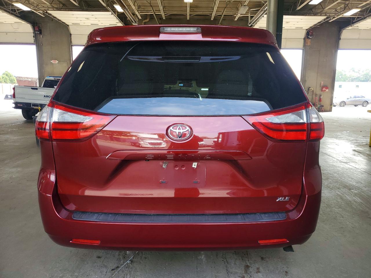 2015 Toyota Sienna Xle 8-passenger Red vin: 5TDYK3DC5FS654954
